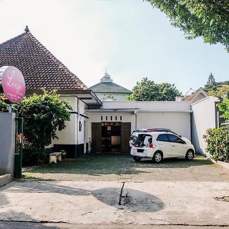 Super Oyo 353 Loesje Guest House Syariah Malang Ngoại thất bức ảnh
