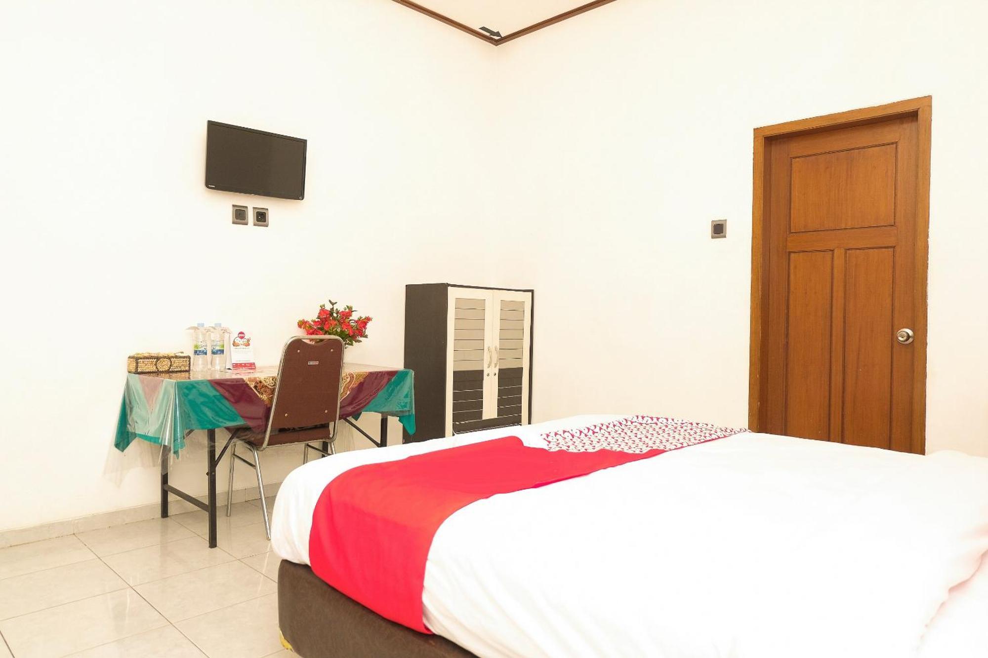 Super Oyo 353 Loesje Guest House Syariah Malang Ngoại thất bức ảnh