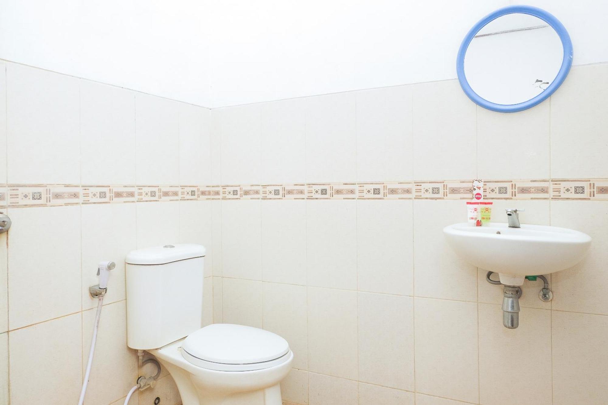 Super Oyo 353 Loesje Guest House Syariah Malang Ngoại thất bức ảnh