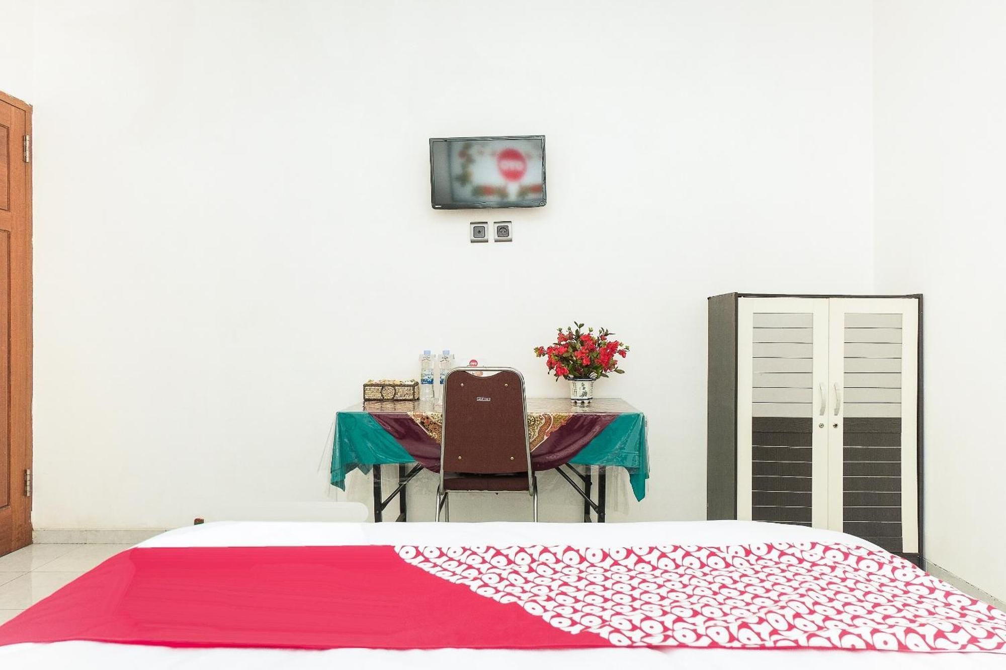Super Oyo 353 Loesje Guest House Syariah Malang Ngoại thất bức ảnh