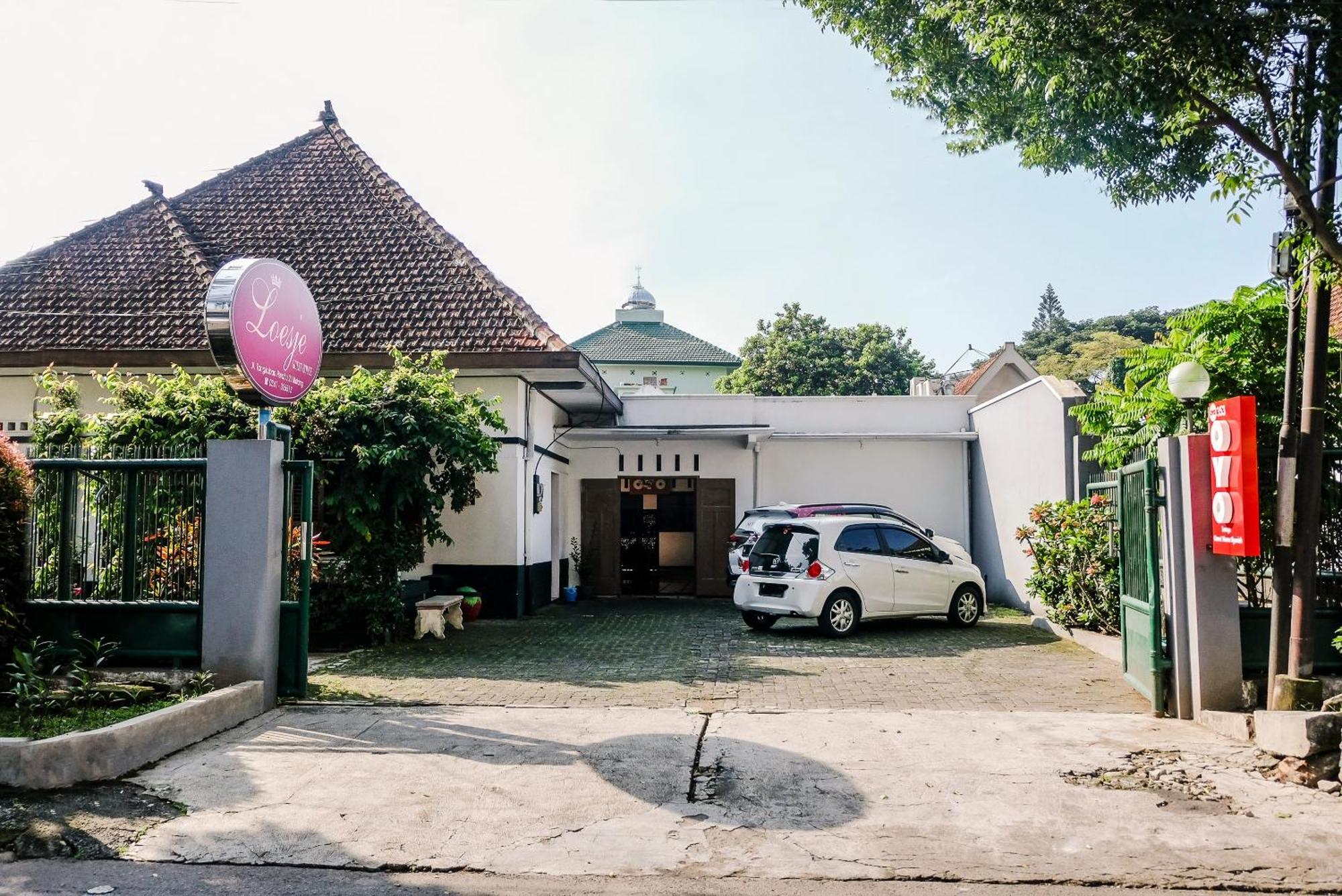 Super Oyo 353 Loesje Guest House Syariah Malang Ngoại thất bức ảnh