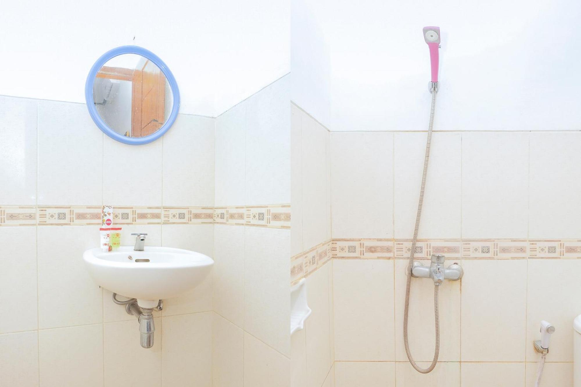 Super Oyo 353 Loesje Guest House Syariah Malang Ngoại thất bức ảnh
