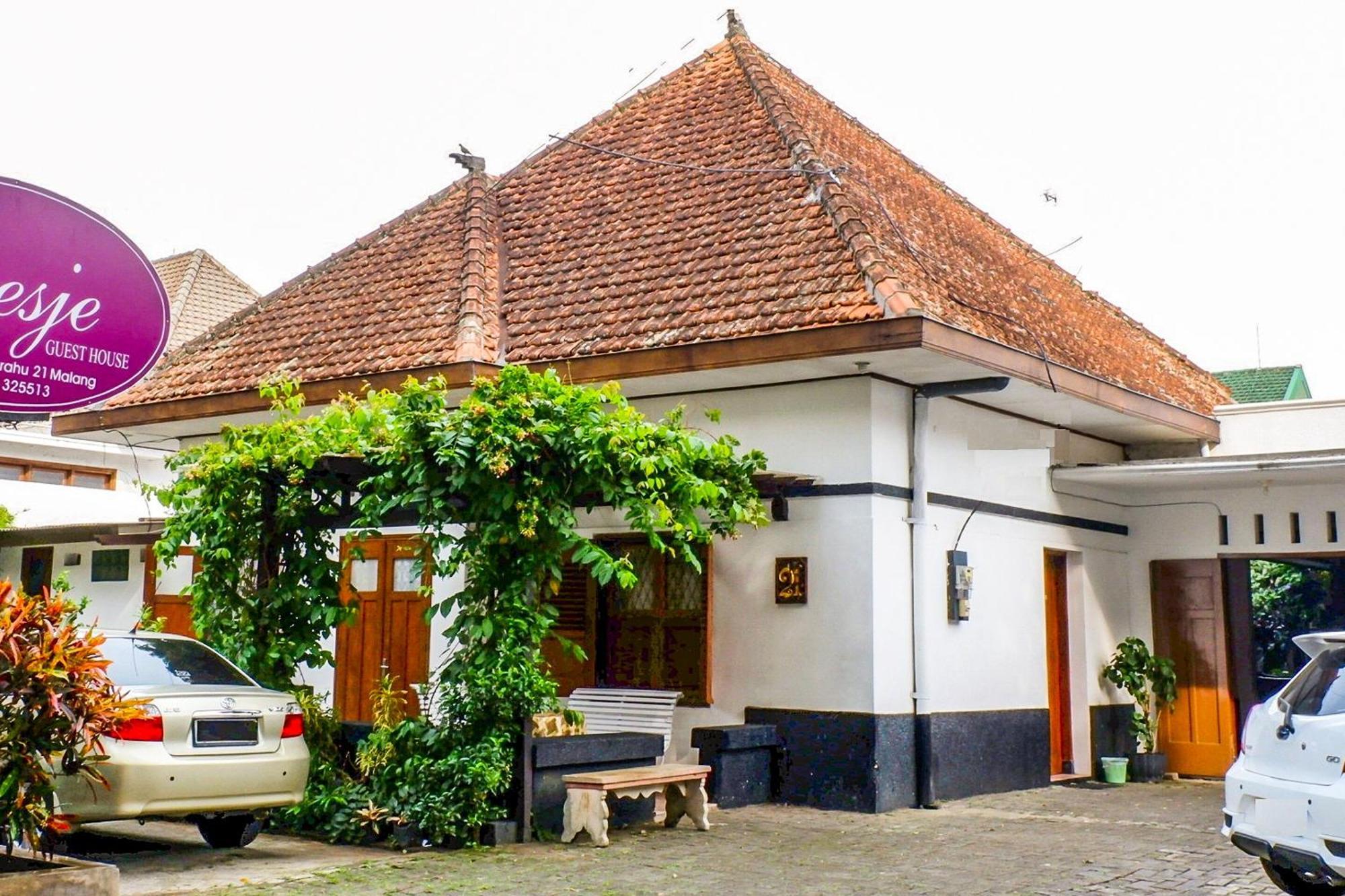 Super Oyo 353 Loesje Guest House Syariah Malang Ngoại thất bức ảnh