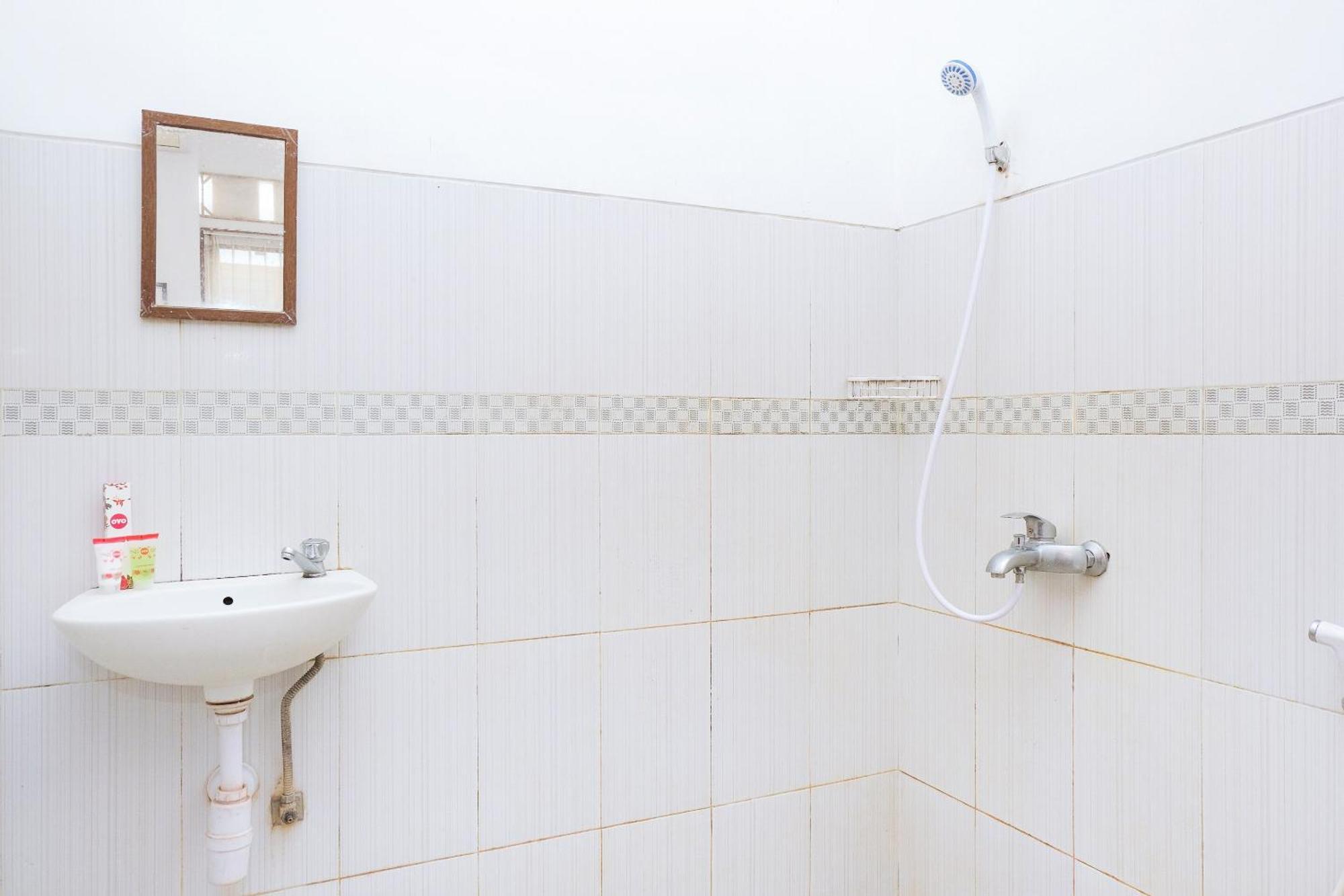 Super Oyo 353 Loesje Guest House Syariah Malang Ngoại thất bức ảnh