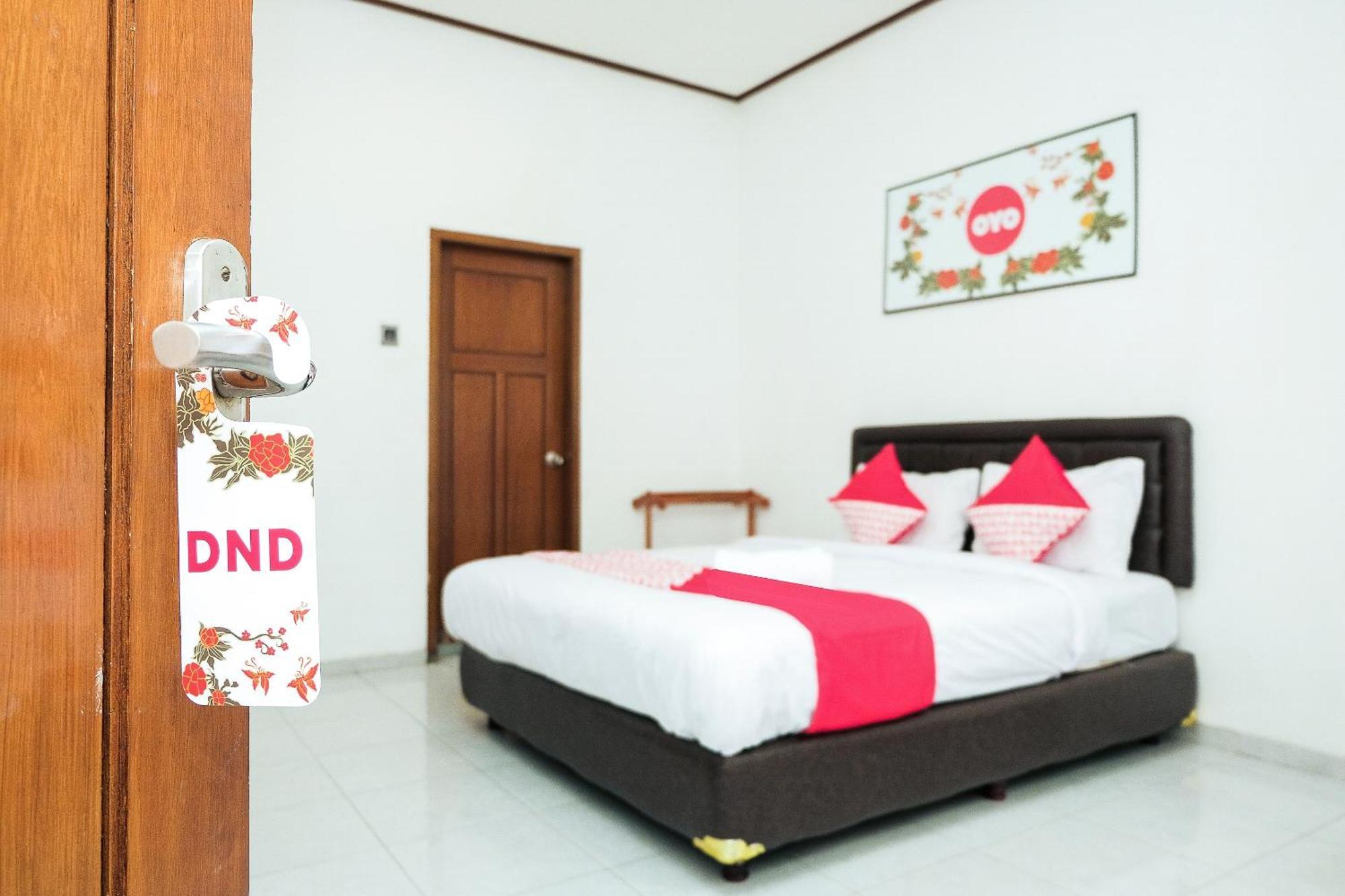 Super Oyo 353 Loesje Guest House Syariah Malang Ngoại thất bức ảnh