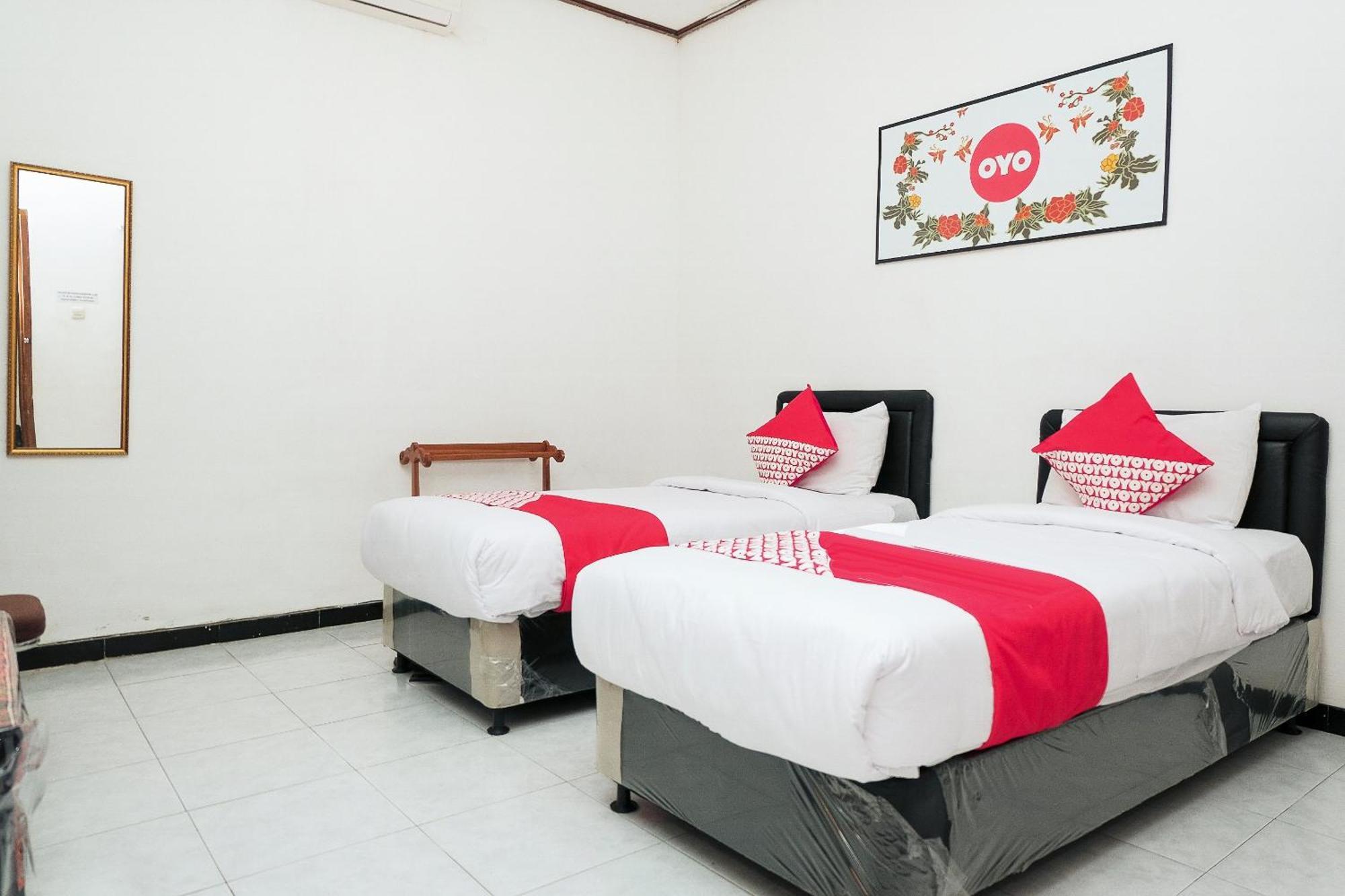 Super Oyo 353 Loesje Guest House Syariah Malang Ngoại thất bức ảnh
