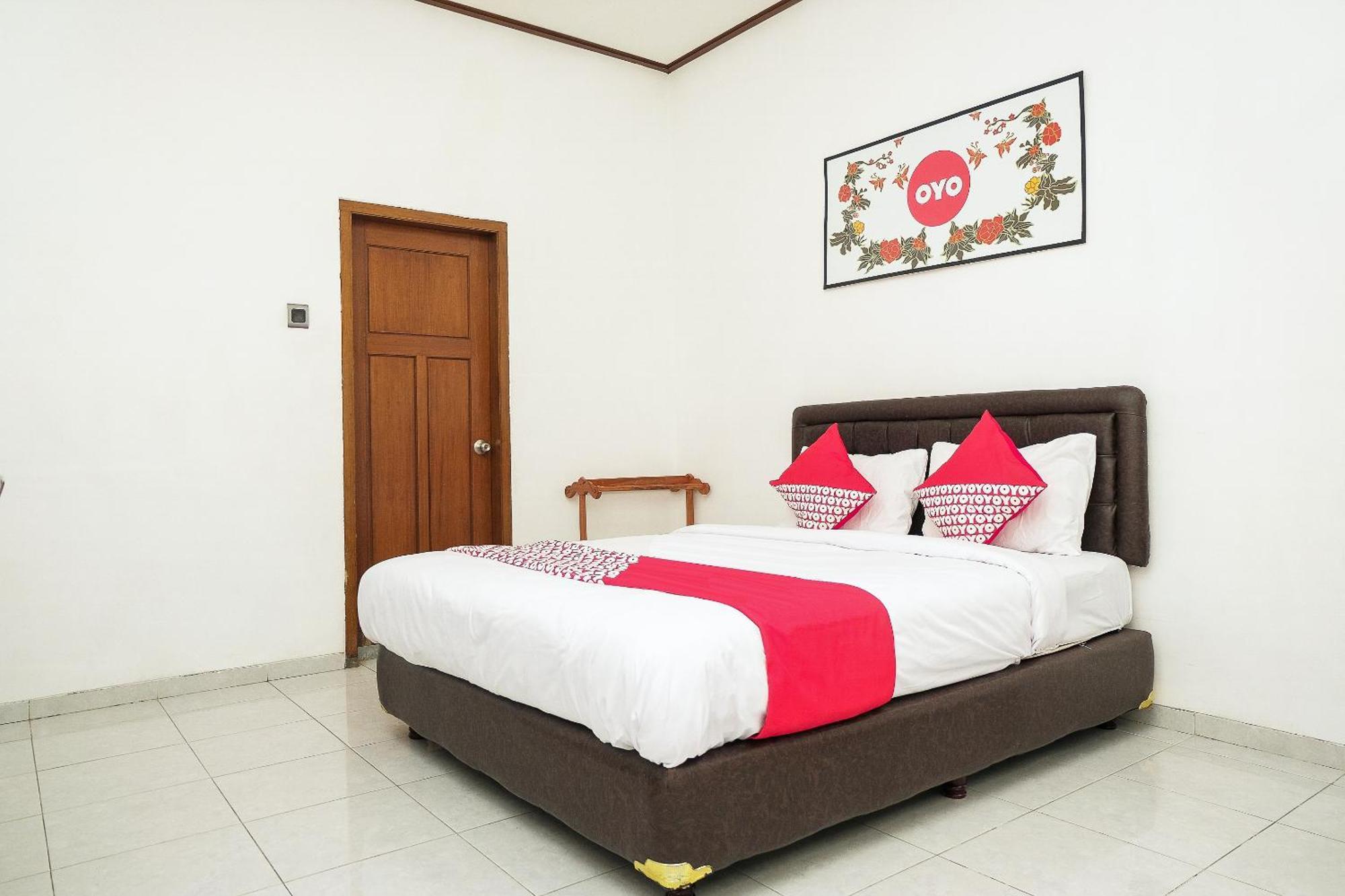 Super Oyo 353 Loesje Guest House Syariah Malang Ngoại thất bức ảnh
