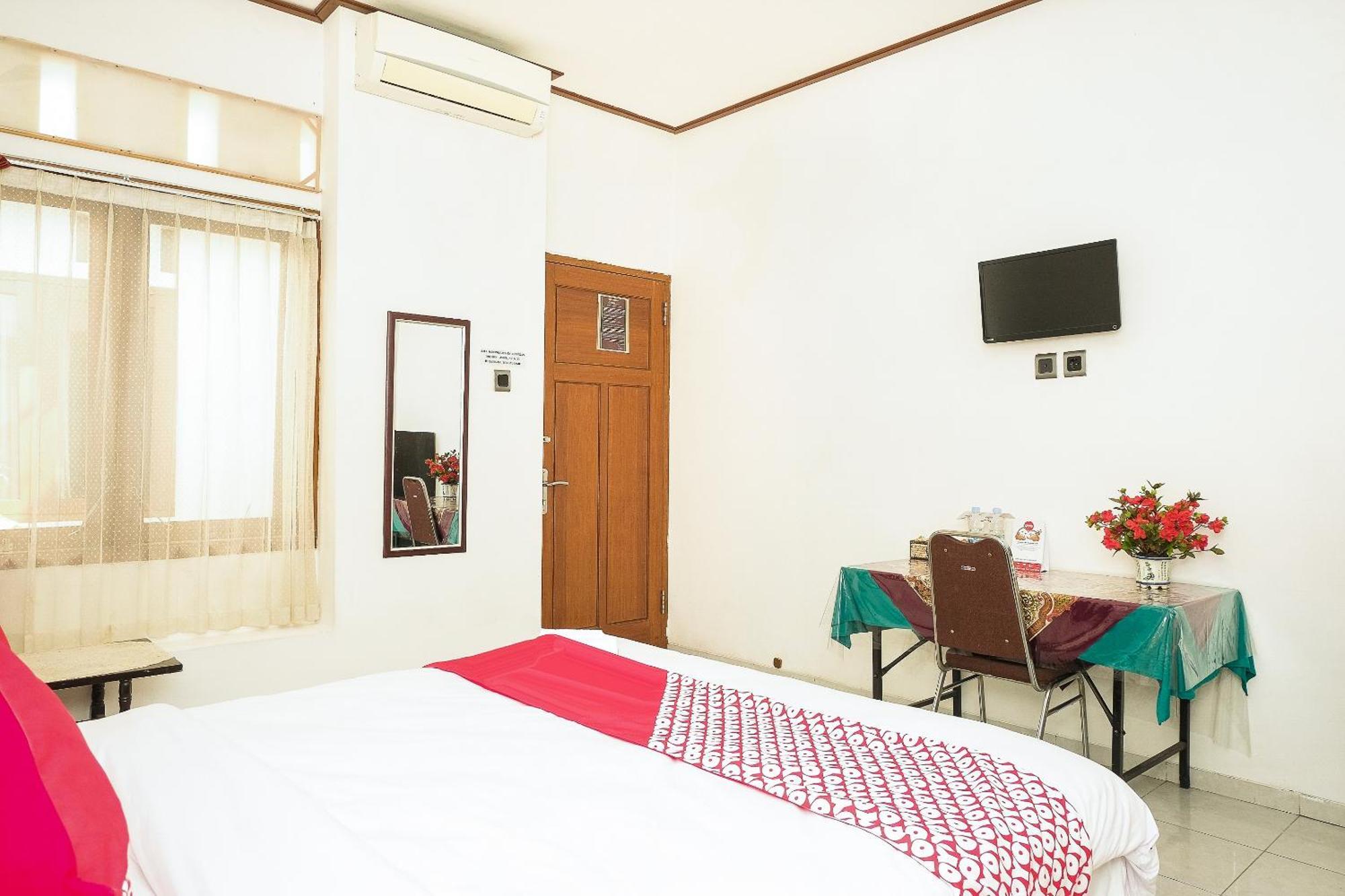 Super Oyo 353 Loesje Guest House Syariah Malang Ngoại thất bức ảnh