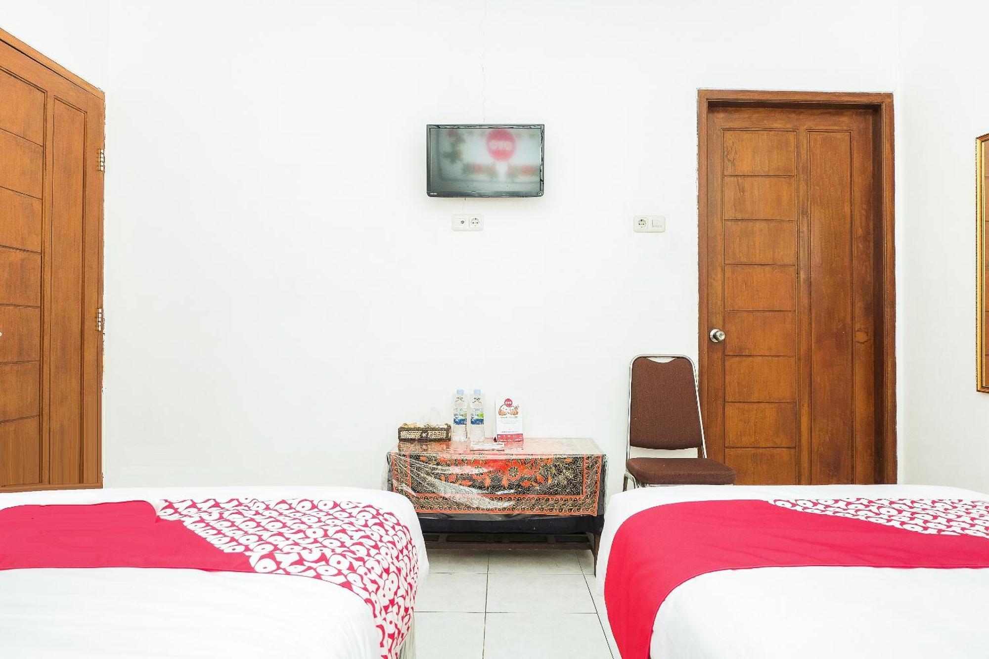 Super Oyo 353 Loesje Guest House Syariah Malang Ngoại thất bức ảnh